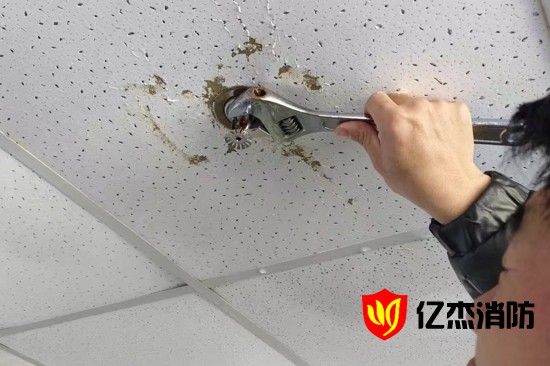 消防噴淋頭漏水了？可以自己更換嗎？